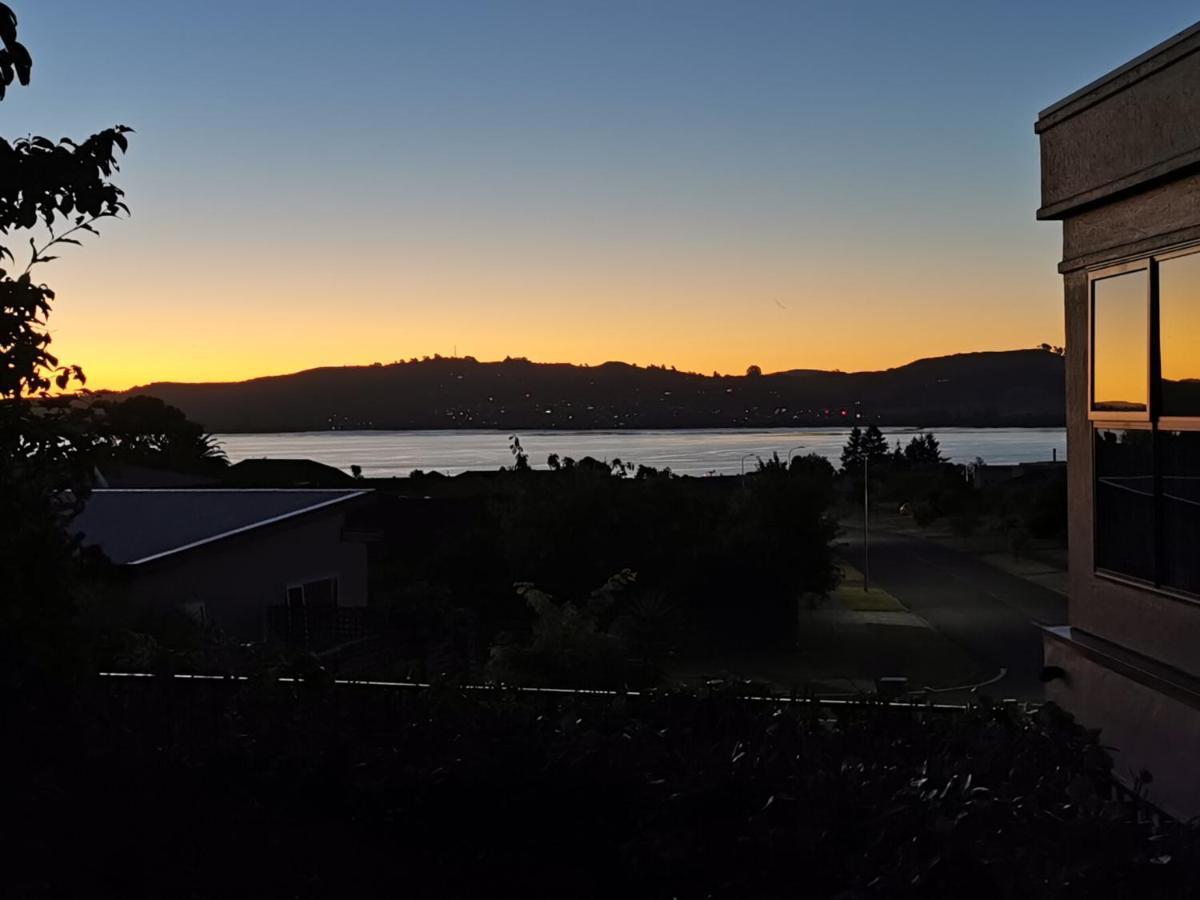 Lake Taupo Holiday Home Bagian luar foto