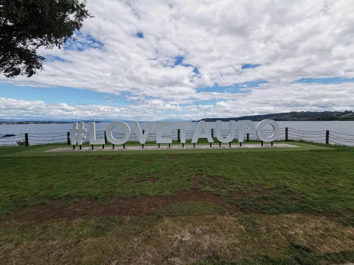 Lake Taupo Holiday Home Bagian luar foto
